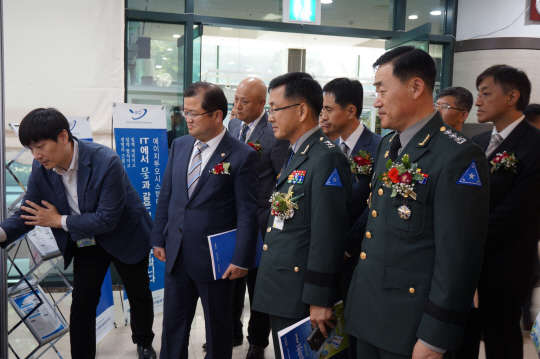 6일 대전 계룡스파텔에서 진행된 제17회 육군정보화발전 세미나'에서 국내 상용SW업체 관계자가 최재유 미래부 차관(왼쪽 두번째)과 변재선 육군정보화 정보화기획실장(세번째)에게 SW 기능에 대해 설명을 하고 있다.  한국상용SW협회 제공